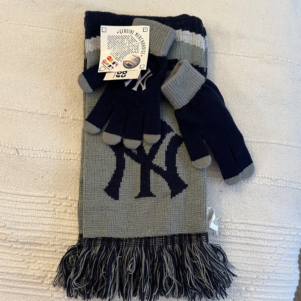Genuine Merchandise NY Logo Mittens and Scarf Set - Dark Blue and Gray